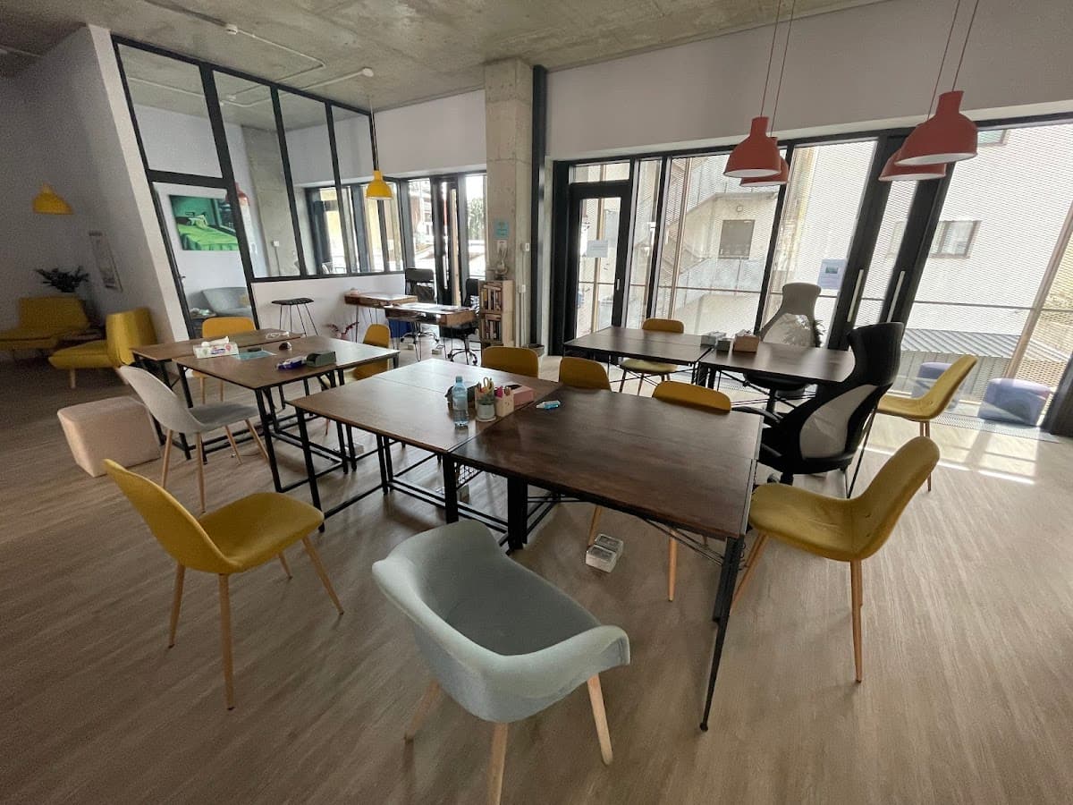 V7 Startup Studio Athenaeum — 1